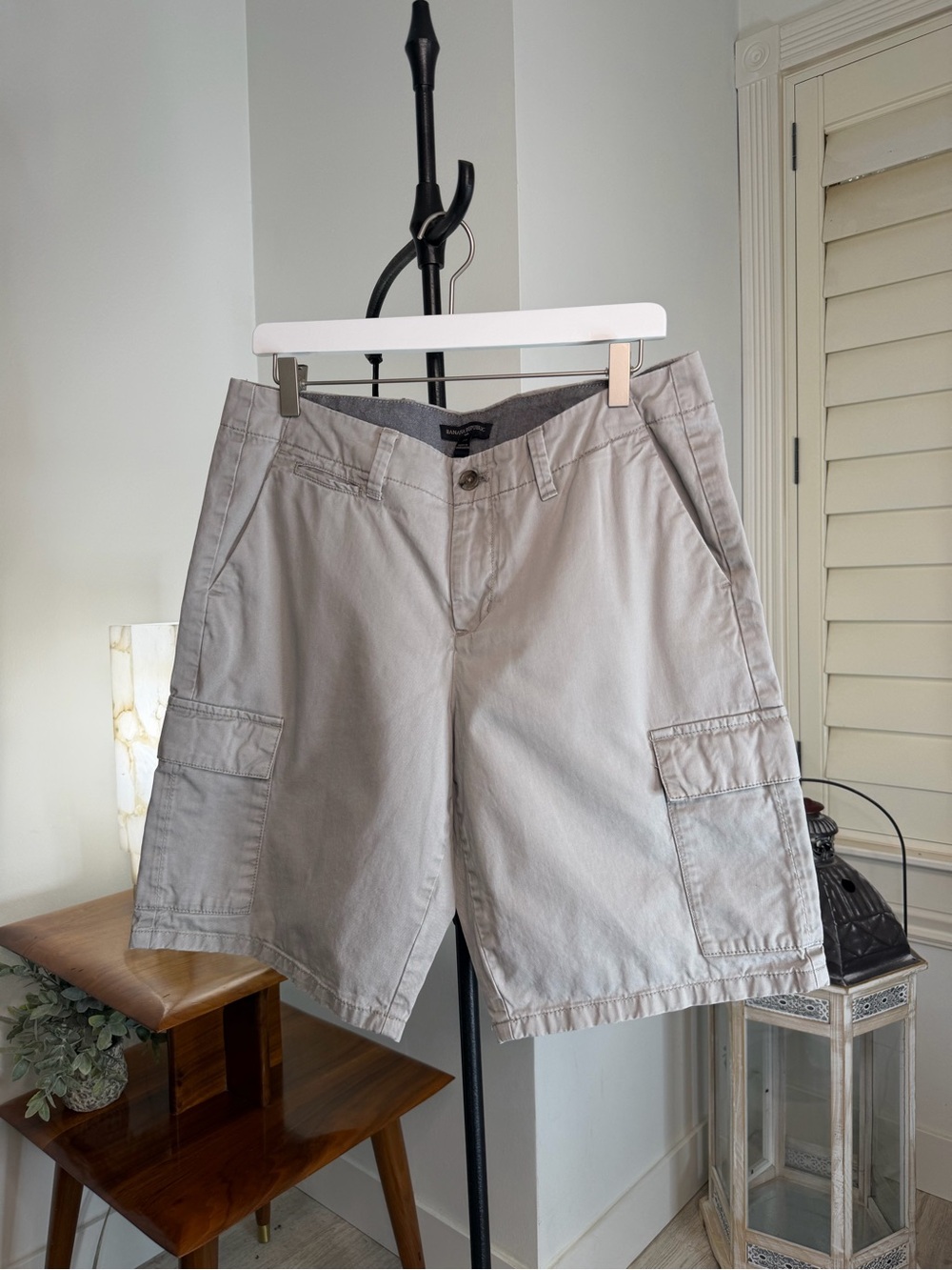 Banana Republic Men's Cargo Shorts in Light Gray - Size 33 - 7”